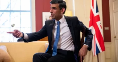 Kiderült, milyen brutális összeg "ment a levesbe" a dolgozók pénzéből Nagy-Britanniában a Covid alatt a kormány tévedései és csalók miatt