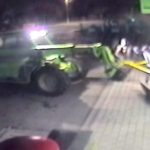 Markolóval hatoltak be üzletekbe, és vitték el a bankautomatát Angliában