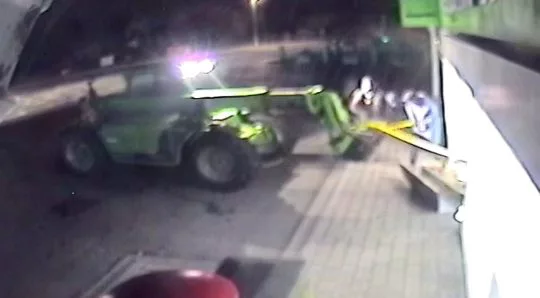 Markolóval hatoltak be üzletekbe, és vitték el a bankautomatát Angliában