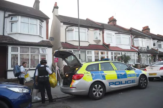 Egy terhes nőt szúrtak halálra Londonban, és a babáját a helyszínen kellett megszülnie