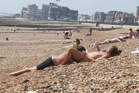A parton, mindenki szeme láttára elégítette ki párját egy férfi Angliában, Brighton mellett