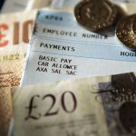 Hétfőtől nagyot emelkedik a minimálbér Nagy-Britanniában: sokan évi £700-tal lesznek gazdagabbak