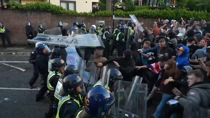 Utcai zavargások, erőszak és elszabadult indulatok Southamptonban - a rohamrendőrökkel csaptak össze a tüntetők Utcai zavargások, erőszak és elszabadult indulatok Southamptonban - a rohamrendőrökkel csaptak össze a tüntetők