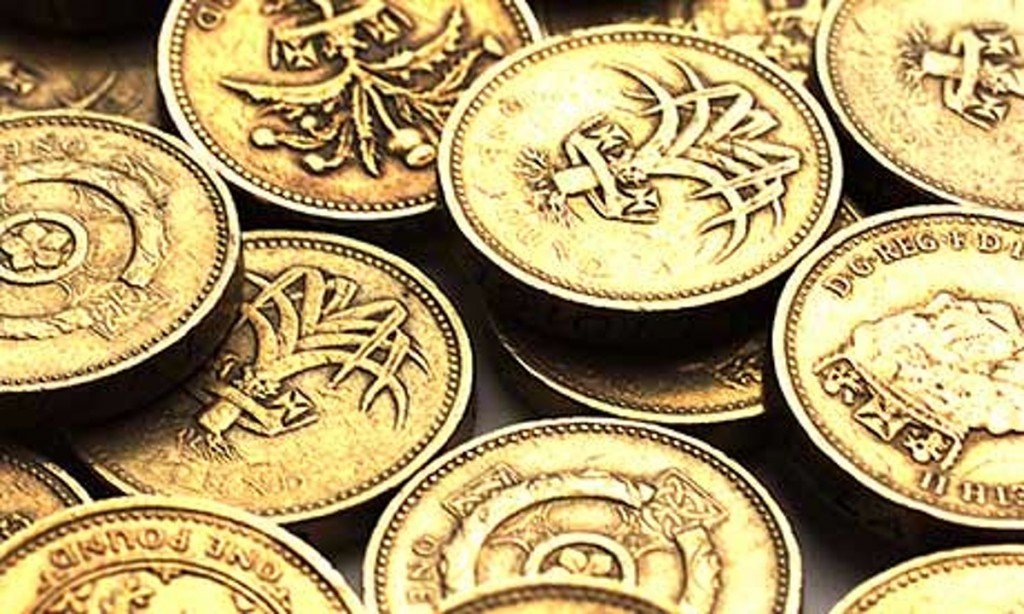 Pile-of-one-pound-coins-008