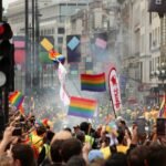 Több tízezren vonultak London utcáin – ilyen volt a 2026-os Pride felvonulás