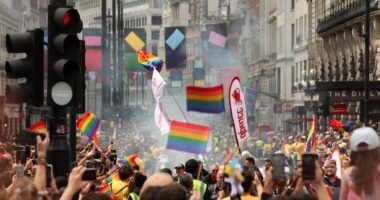 Több tízezren vonultak London utcáin - ilyen volt a 2026-os Pride felvonulás