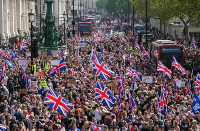 Hatalmas, 150 000 fős tüntetés London központjában - erőszak, összecsapások, több tucat rendőr megsérült