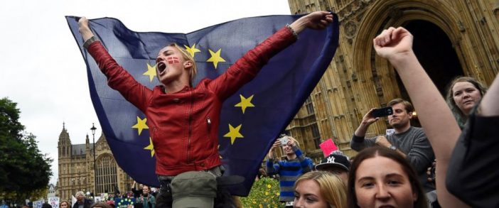 Emberek tízezrei vonulnak ma a parlament elé Londonban, az eddigi legnagyobb Brexit tüntetésre 4