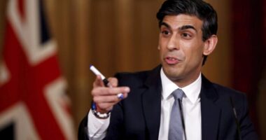 Nagyot emelkedett az átlagfizetés Nagy-Britanniában, és elképesztő sok a betöltetlen pozíció (friss adatok)