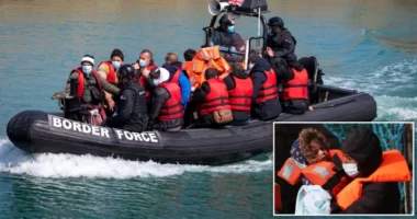 Már közel 10,000 migráns érkezett az Egyesült Királyságba 2022 eleje óta, és napokon belül megindul a kitoloncolásuk Afrikába