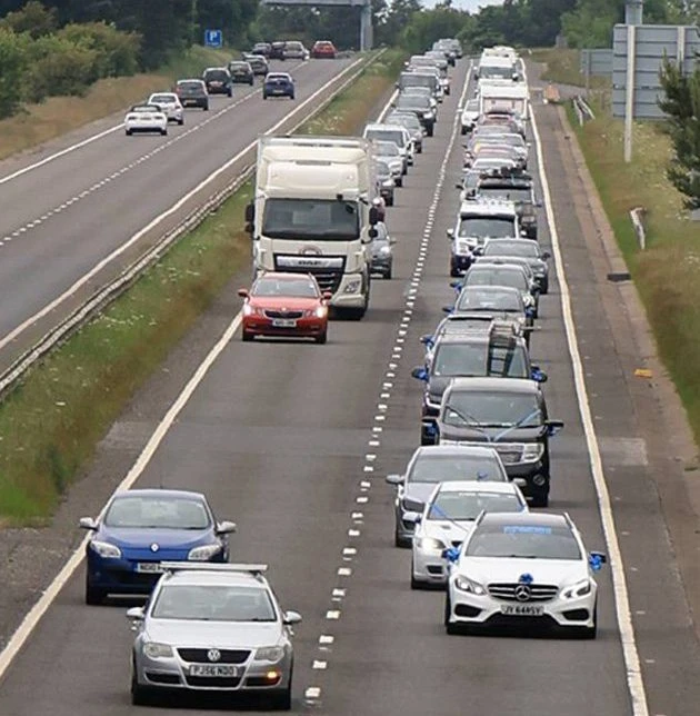 Több, mint 1000-en hajtottak szándékosan csigatempóban az A1-es úton a csúcsforgalomban Angliában a magas üzemanyag árak miatt 5