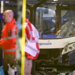 Buszmegállóban várakozó emberek közé hajtott egy busz Angliában: 1 ember meghalt 2-en megsérültek