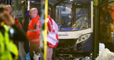 Buszmegállóban várakozó emberek közé hajtott egy busz Angliában: 1 ember meghalt 2-en megsérültek