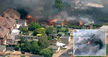 Otthonok lángokban London határában, miután hatalmas tűz ütött ki és terjed Dartfordban és a város több más pontján is az óriási hőség közepette