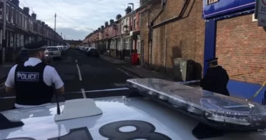 Egy ház kertjében találtak rá egy agyonlőtt nő holttestére a rendőrök Angliában