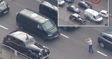 Egy férfi berohant Károly király kocsija elé az út közepére