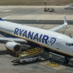 Újabb dráma a Ryanair egyik angliai járatán: a rendőrök vitték el az egyik utast aki szexuálisan zaklatta, fogdosta a mellette ülő nőt