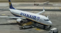 Újabb dráma a Ryanair egyik angliai járatán: a rendőrök vitték el az egyik utast aki szexuálisan zaklatta, fogdosta a mellette ülő nőt 2