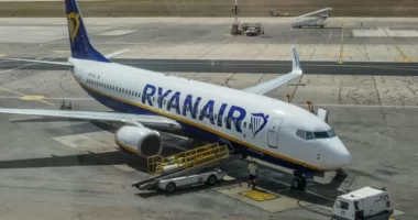 Újabb dráma a Ryanair egyik angliai járatán: a rendőrök vitték el az egyik utast aki szexuálisan zaklatta, fogdosta a mellette ülő nőt