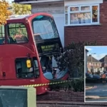 Kertnek csapódott egy emeletes busz Angliában miután a buszsofőr vezetés közben rosszul lett és meg is halt