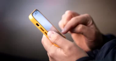 Óriási összeget, majdnem fél millió fontot kaszált egy nő Angliában, csak mert a nyomulós főnöke „barackos emojiket” küldözgetett neki