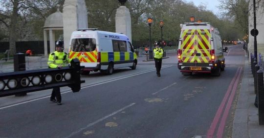 Robbanás volt hallható a Buckingham Palace előtt, egy férfit pedig letartóztattak, akinél egy gyanús táska volt és lőszereket dobált át a palota területére 4