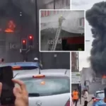 Hatalmas tűz ütött ki Kelet-Londonban egy utcai fesztivál mellett