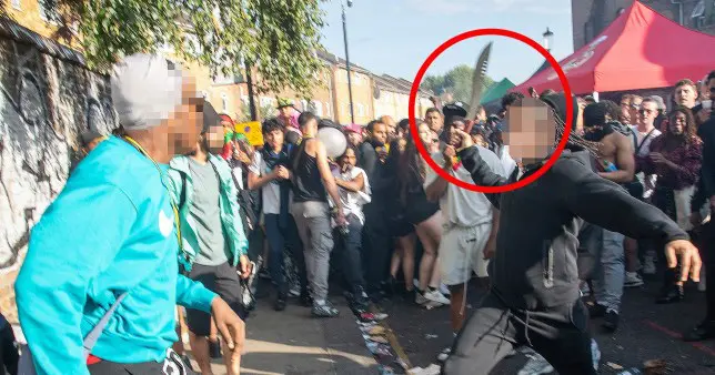 Késekkel és macsétákkal rontottak egymásnak a Notting Hill Karneválon a tömeg kellős közepén – 2 nap alatt 308 embert tartóztattak le 1