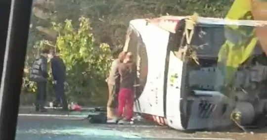 Horrorbaleset az M53-as autópályán Angliában: iskolásokkal teli busz borult fel, eddig 2 halott és több tucat sérült 5
