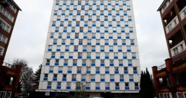 £78,000-ot fizetett ki egy nő, hogy megvegyen egy lakást Londonban, erre pár hét múlva közölték, hogy lebontják az egész épületet