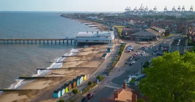 Meghalt egy férfi Angliában, miután elaludt a rokkantkocsijában, majd lezuhant egy tengerparti sétányról