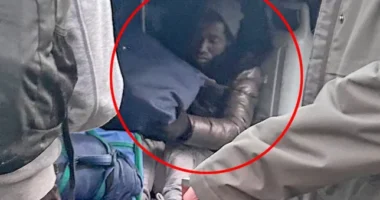 Iskolás gyerekeket szállító buszon elrejtőzve jutottak be migránsok Angliába