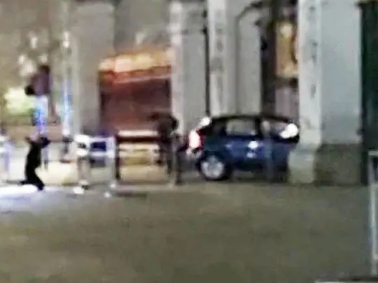 Autóval hajtottak a Buckingham-palota kapujának