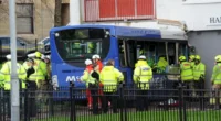 Többen kórházban, miután egy lakóház falának csapódott egy busz Nagy-Britanniában, Skóciában 2