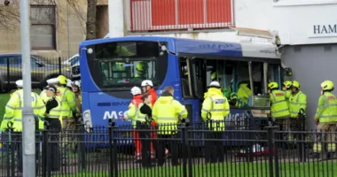 Többen kórházban, miután egy lakóház falának csapódott egy busz Nagy-Britanniában, Skóciában