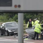 Súlyos autóbaleset egy forgalmas autópályán Nagy-Britanniában – egy rendőr és 2 másik személy életveszélyesen megsérült