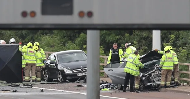 Súlyos autóbaleset egy forgalmas autópályán Nagy-Britanniában - egy rendőr és 2 másik személy életveszélyesen megsérült 1