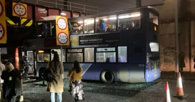 Súlyos buszbaleset Nagy-Britanniában: hídnak csapódott egy emeletes busz Glasgowban, 1 ember életveszélyes sérülésekkel kórházban
