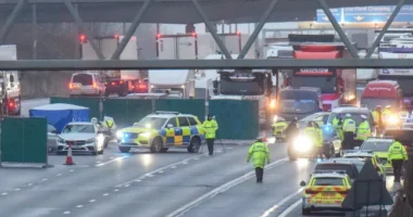 Gyalogost gázolt el egy autó az M25-ös autópályán Angliában, amikor a rendőrök épp letartóztatták