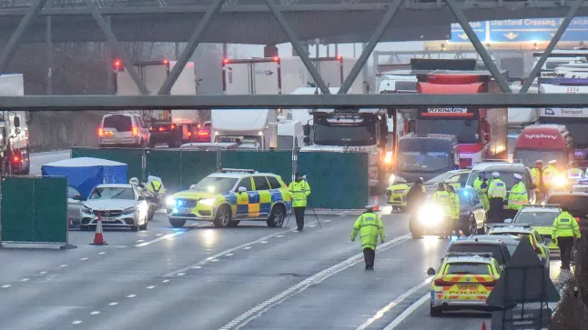 Gyalogost gázolt el egy autó az M25-ös autópályán Angliában, amikor a rendőrök épp letartóztatták 13