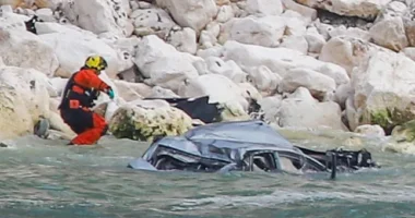 Tragédia Nagy-Britanniában az Isle of Wight szigetén: autó zuhant szikláról a tengerbe, ketten meghaltak