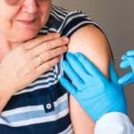 Kiderült, hogy ez az oltás lassíthatja a biológiai öregedést – meglepő eredményre jutottak a kutatók