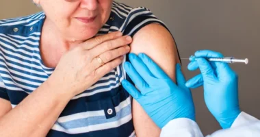 Kiderült, hogy ez az oltás lassíthatja a biológiai öregedést – meglepő eredményre jutottak a kutatók