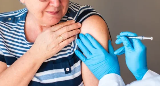 Kiderült, hogy ez az oltás lassíthatja a biológiai öregedést – meglepő eredményre jutottak a kutatók
