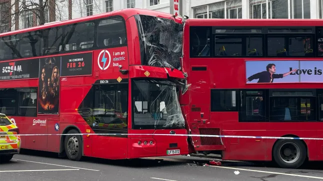 Súlyos buszbaleset Londonban: 2 emeletes busz egymásnak csapódott, 6 ember kórházban
