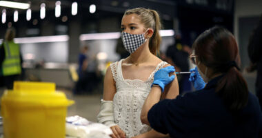 Szeptembertől jöhet a 3. oltás Nagy-Britanniában