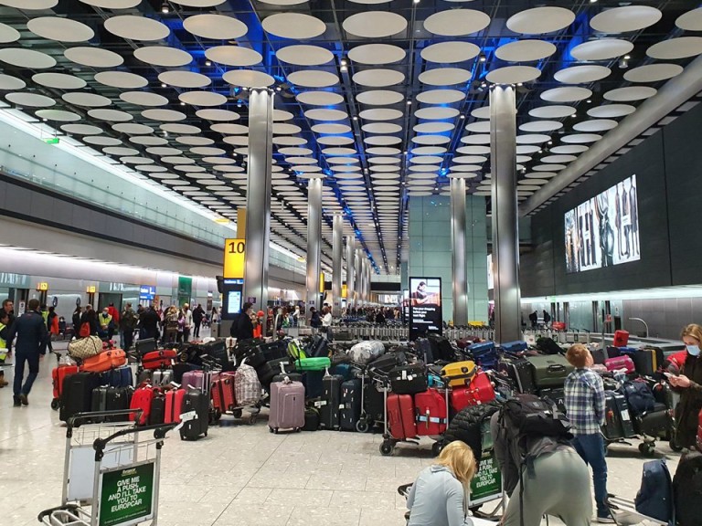 Káosz London legnagyobb repülőterén: utasok százait küldték haza a csomagjaik nélkül 4