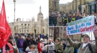 Tömegek vonultak az utcákra tüntetni a megélhetési költségek válsága miatt Nagy-Britanniában 2