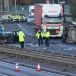 Súlyos autóbaleset történt egy rendőrségi autós üldözés közben Angliában: 1 halott