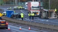 Súlyos autóbaleset történt egy rendőrségi autós üldözés közben Angliában: 1 halott 2